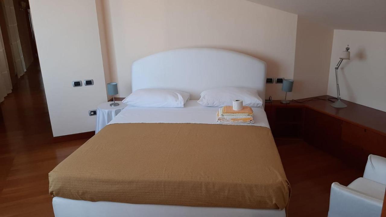 B & B Paradiso โลเรโต ภายนอก รูปภาพ